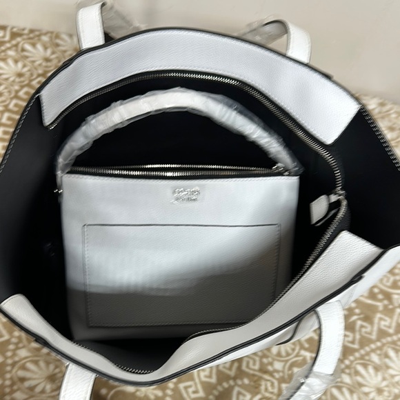 Guess White Naya TravelBag Set - Picture 13 of 15